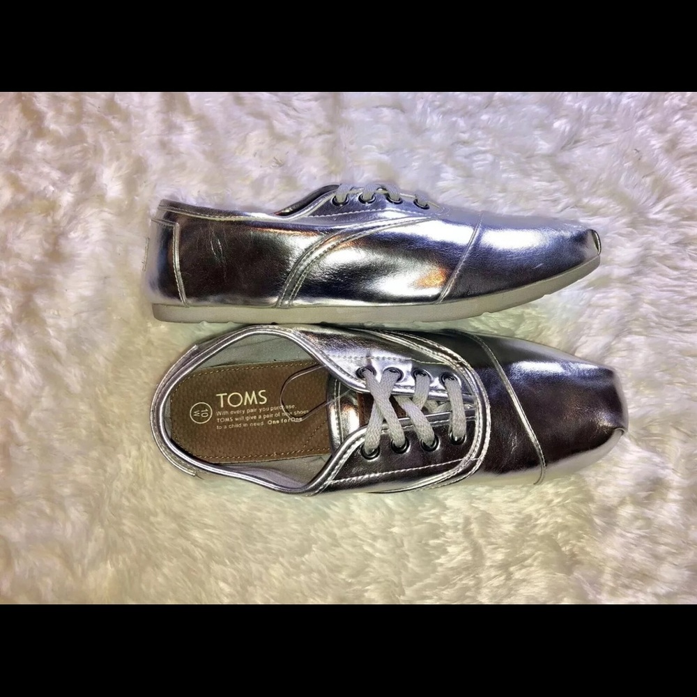 Toms women silver metallic wingtip lace size 11